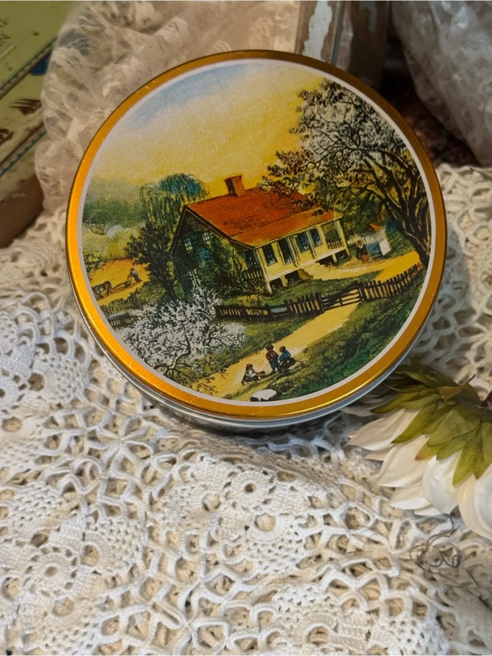 Vintage Round Farmhouse Scene Metal Tin – Country Cottage Decor